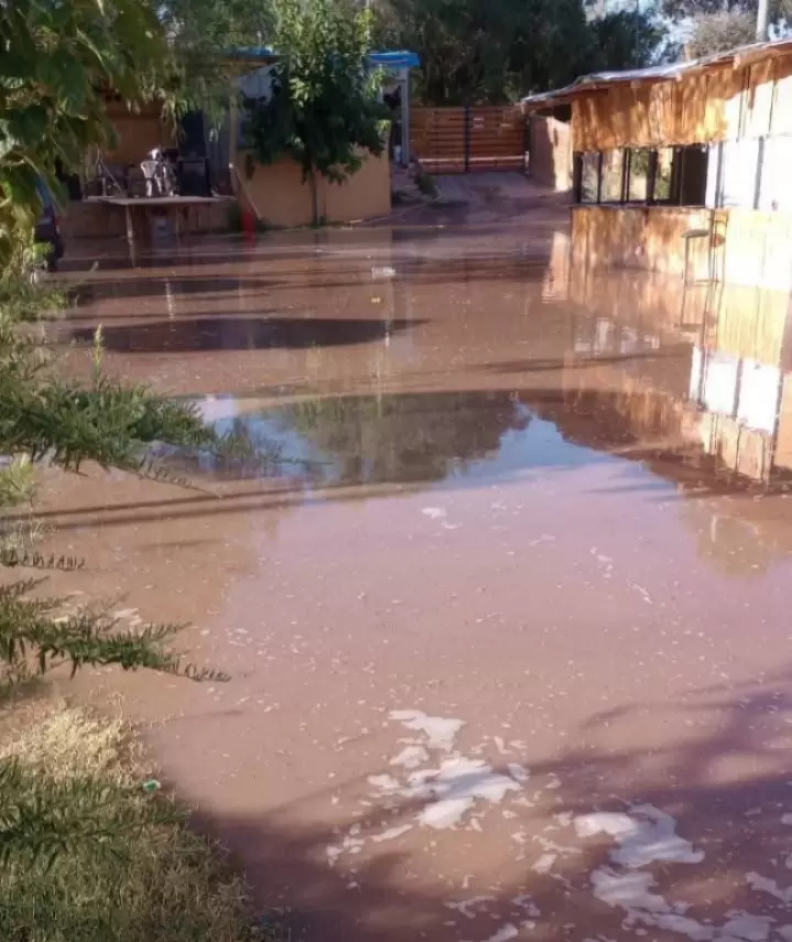 Desbordó un canal en Fiambalá
