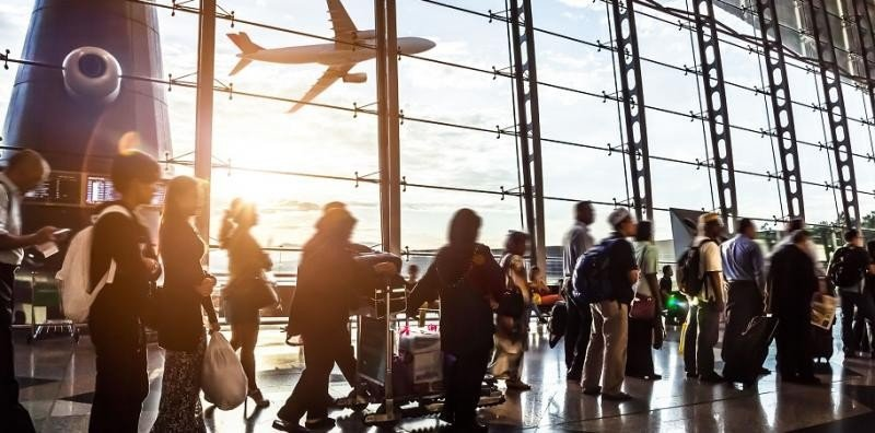 Cae el turismo al exterior y el déficit turístico superaría los US$6000 millones este año