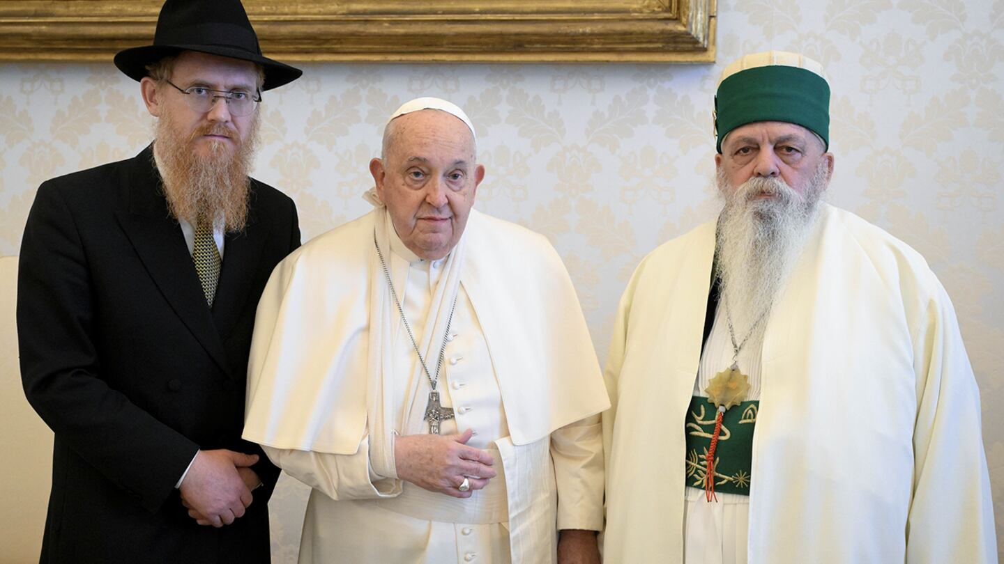 El Papa sufrió una caída sin fracturas y le inmovilizaron el brazo por ...