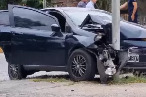 Choque en Los Ejidos: automovilista impact� contra un poste de luz