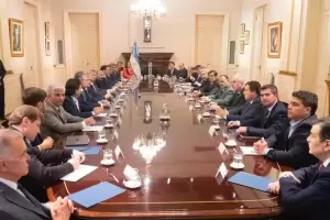 El Gobierno acelera las negociaciones con los gobernadores por el acuerdo con el FMI