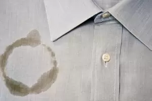 El increble truco casero para quitar las manchas de aceite de la ropa