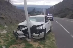 Dos hombres resultaron heridos tras chocar con un poste