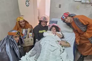 Bomberos voluntarios visitarn a nios en hospitales como Reyes Magos