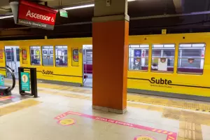 Un jubilado cay en las vas de un subte y se salv de milagro