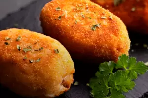 C�mo hacer croquetas de pollo rellenas con jam�n y queso, f�cil y r�pido