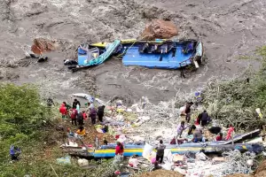 Desbarranc un micro en Per y murieron 6 pasajeros: hay 17 desaparecidos y 32 heridos