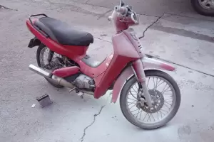 Se le incendi la moto: la auxili un automovilista