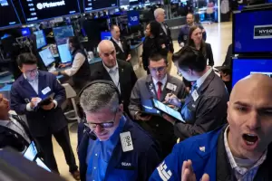 Riesgo pas se desploma casi 180 puntos tras anuncio de respaldo de EE.UU.