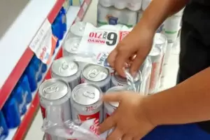 Secuestran cervezas vencidas de un local comercial