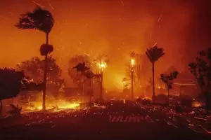 Infierno en California: ms de 30 mil evacuados por un incendio forestal