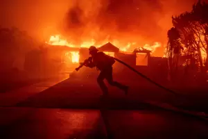 Dos muertos y 155 mil personas evacuadas por los incendios en California