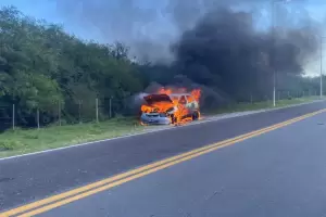 Se incendi un auto en Quebrada de Moreira