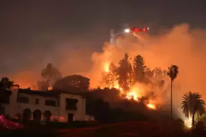 El fuego se acerca al c�lebre cartel de "Hollywood" y deja en ruinas Sunset Boulevard