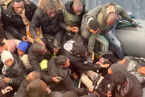 La imagen de un recin nacido en una barcaza con migrantes que es viral