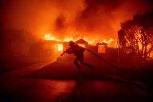 Los incendios en Los ngeles ya dejaron 16 muertos y 180.000 evacuados