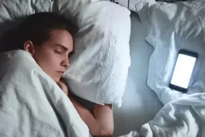 Qu significa dormir con el celular al lado, segn la psicologa