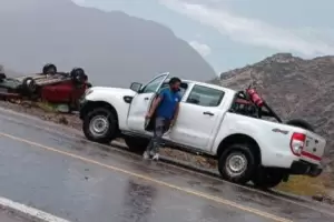 Un auto volc en Tinogasta