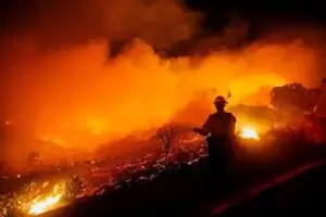 Asciende a 16 la cifra de muertos por incendios forestales en Los ngeles