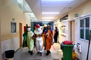 Los Reyes Bomberos emocionaron a  chicos y grandes en Sala Cuna, la Maternidad y el Hospital de Nios