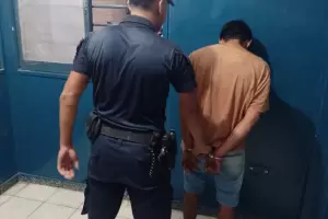 Amenaz con un arma blanca para robar una gorra y termin aprehendido