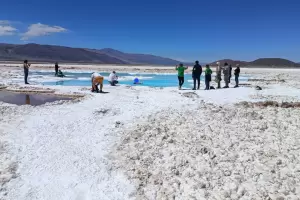Denuncian que turistas ingresan ilegalmente a la Laguna Escondida en Antofalla