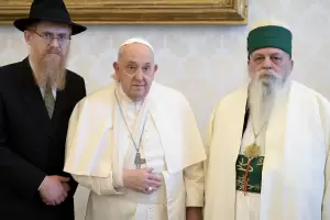 El Papa sufri una cada sin fracturas y le inmovilizaron el brazo por precaucin