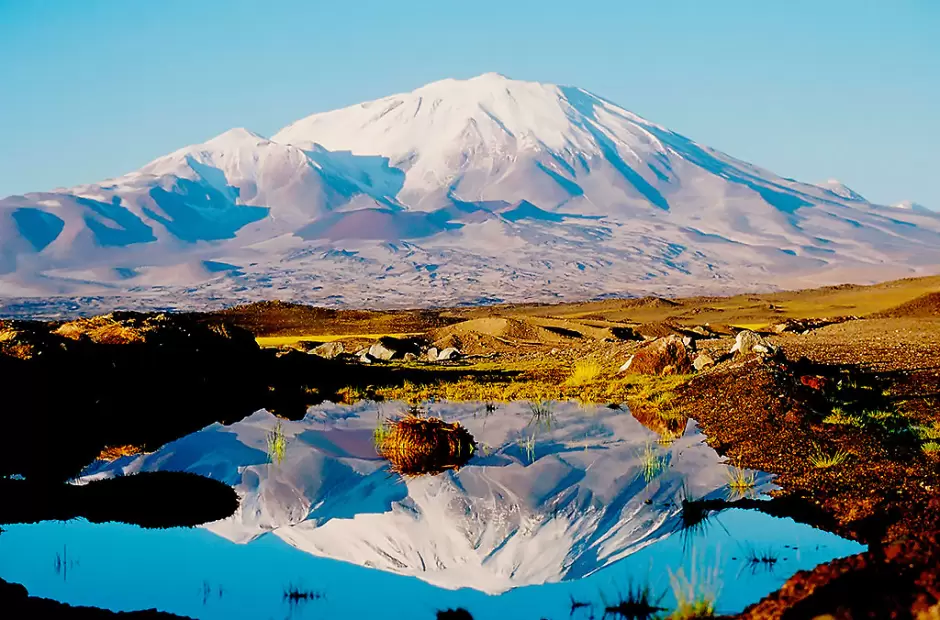 El Incahuasi reflejado en la laguna San Francisco. (Foto: Griselda Moreno)