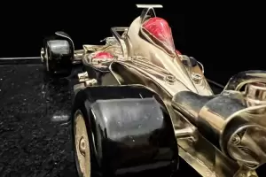 Andalgal present un auto de Frmula 1 a escala con rodocrosita para Franco Colapinto