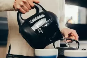 Paso a paso: cmo limpiar una pava elctrica y sacarle todo el sarro