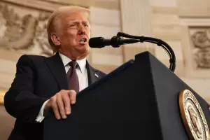 Trump indulta a los asaltantes del Capitolio y deroga "80 rdenes ejecutivas" de Biden