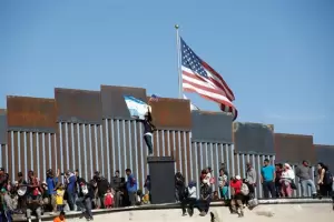 Malas noticias para inmigrantes: la primera medida de Trump que afecta a quienes buscan ingresar a EEUU
