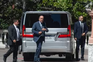 Francos recibe a senadores aliados para afianzar la estrategia en las extraordinarias