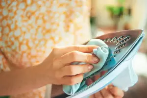 El truco de la abuela para limpiar la plancha quemada y dejarla como nueva