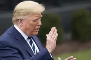 Declaran inconstitucional la orden de Trump para restringir la ciudadana por nacimiento