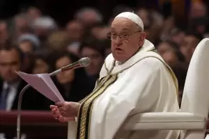 El papa Francisco fue internado en Roma por una bronquitis