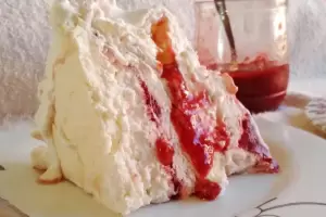 Paso a paso: Cmo hacer una torta helada de merenguitos y frutos rojos?