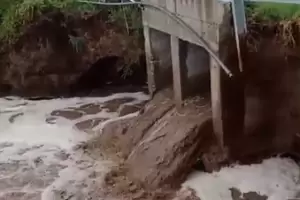 Alertan por el desprendimiento de terrapln en Los Altos