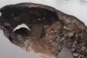 Efecto lluvia: crter por hundimiento de calzada en el sur capitalino