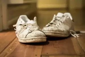 El truco de una especialista en limpieza para sacarle el mal olor a las zapatillas