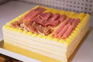 Cmo hacer una "torta de cumpleaos" salada y fresca con sndwiches de miga