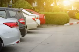 Dnde est prohibido estacionarse en California con la nueva ley de aparcamiento