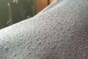 El truco casero para quitar las pelotitas que aparecen en la ropa