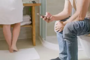 Cu�l es la postura ideal para orinar, seg�n los ur�logos