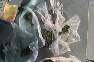 Encontraron a cuatro jvenes con marihuana en el sur de la Capital