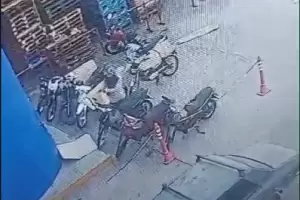 Robaron moto del estacionamiento de un supermercado