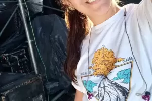 La catamarquea Loy Carrizo cantar en  Cosqun