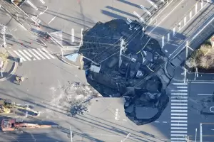 Japn: un enorme crter se "devor" a un camionero que lleva tres das atrapado