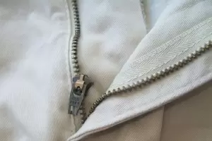 El truco casero que usaban las abuelas para arreglar el cierre en tu ropa