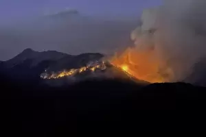 Un muerto y ms de 800 evacuados por los incendios en El Bolsn